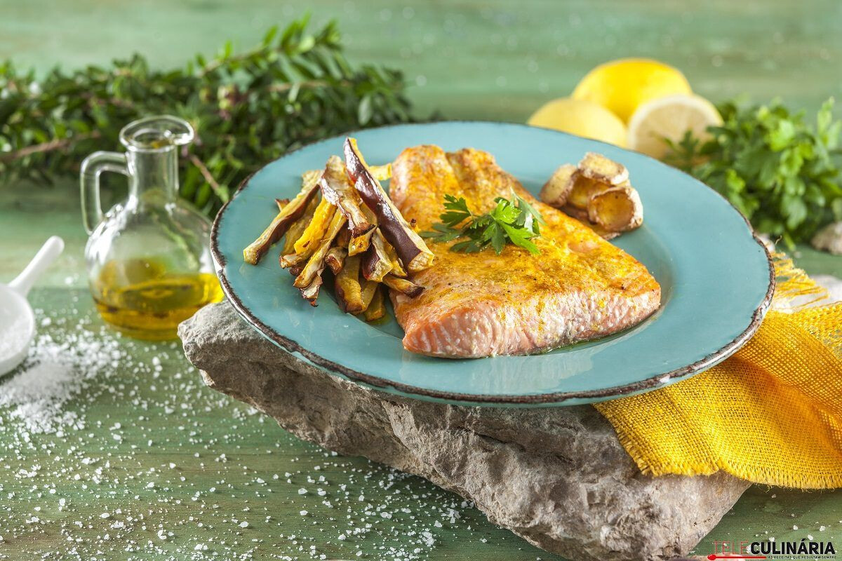 Salmão no forno com palitos de batata-doce