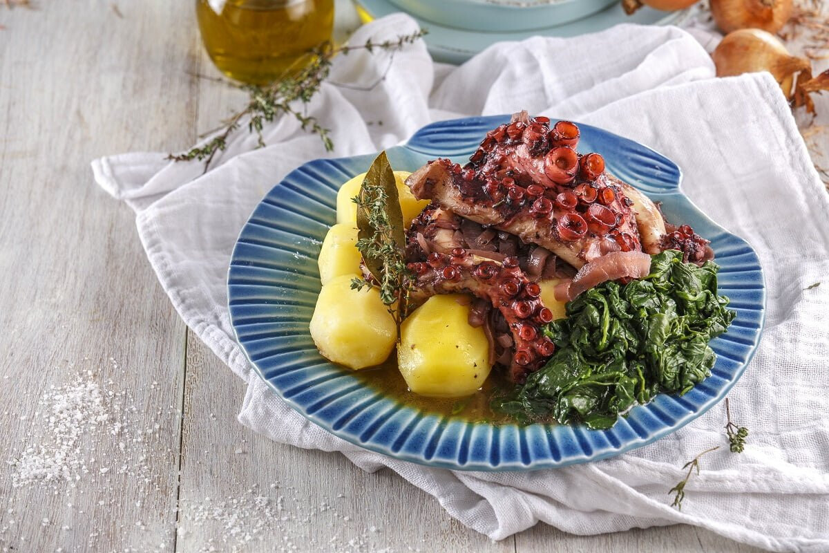 Polvo cozido em vinho tinto