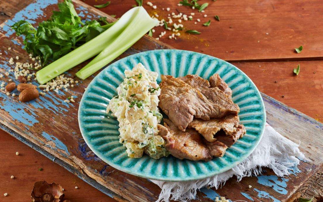 Plumas de porco preto com salada de batata