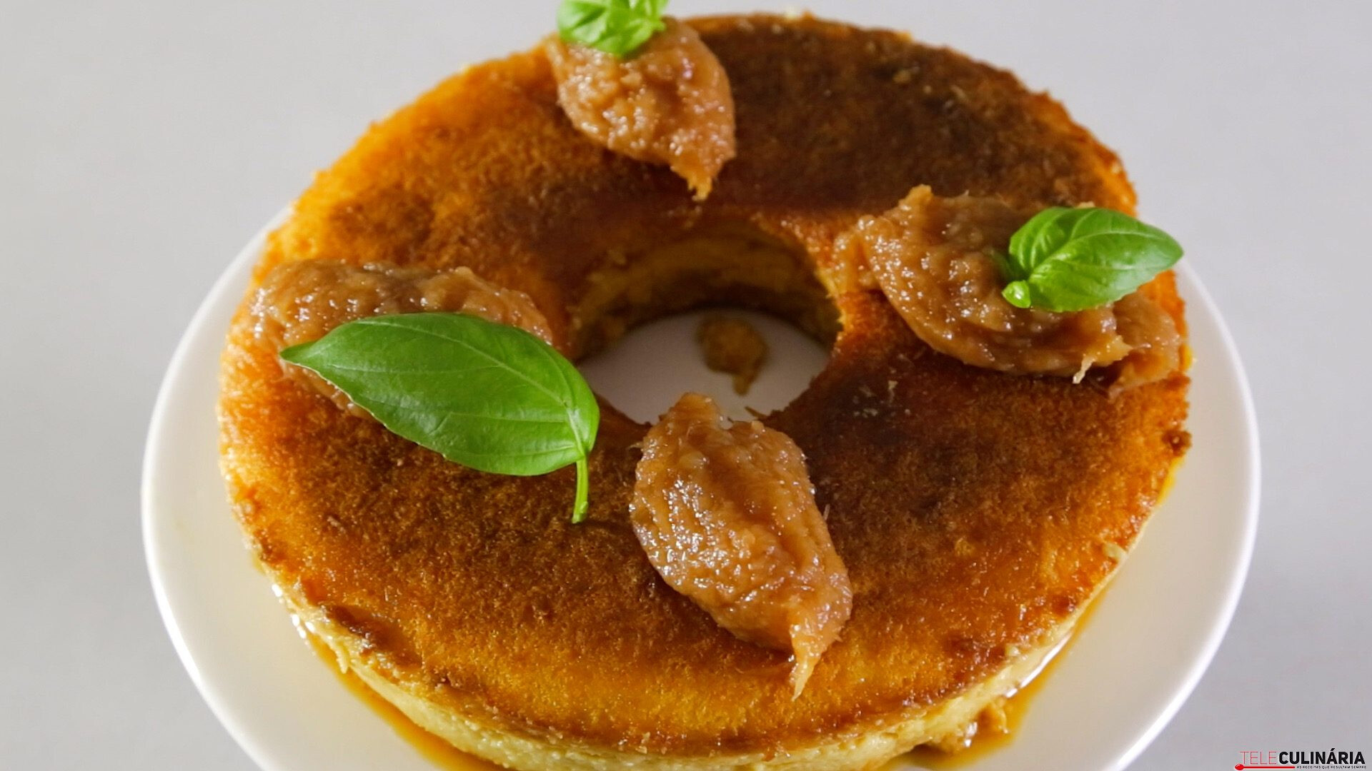 Pudim de coco com doce de ananás