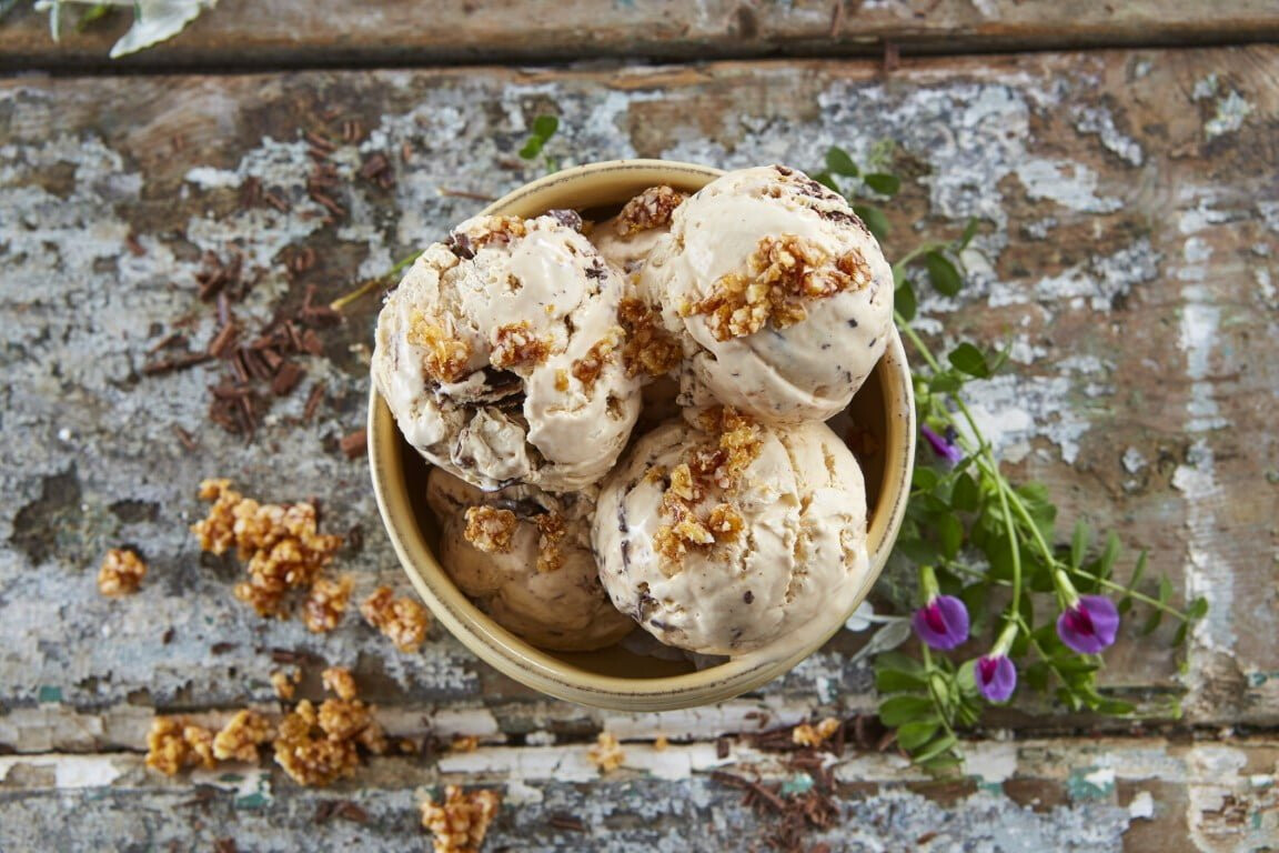 Gelado de caramelo com crocante e chocolate