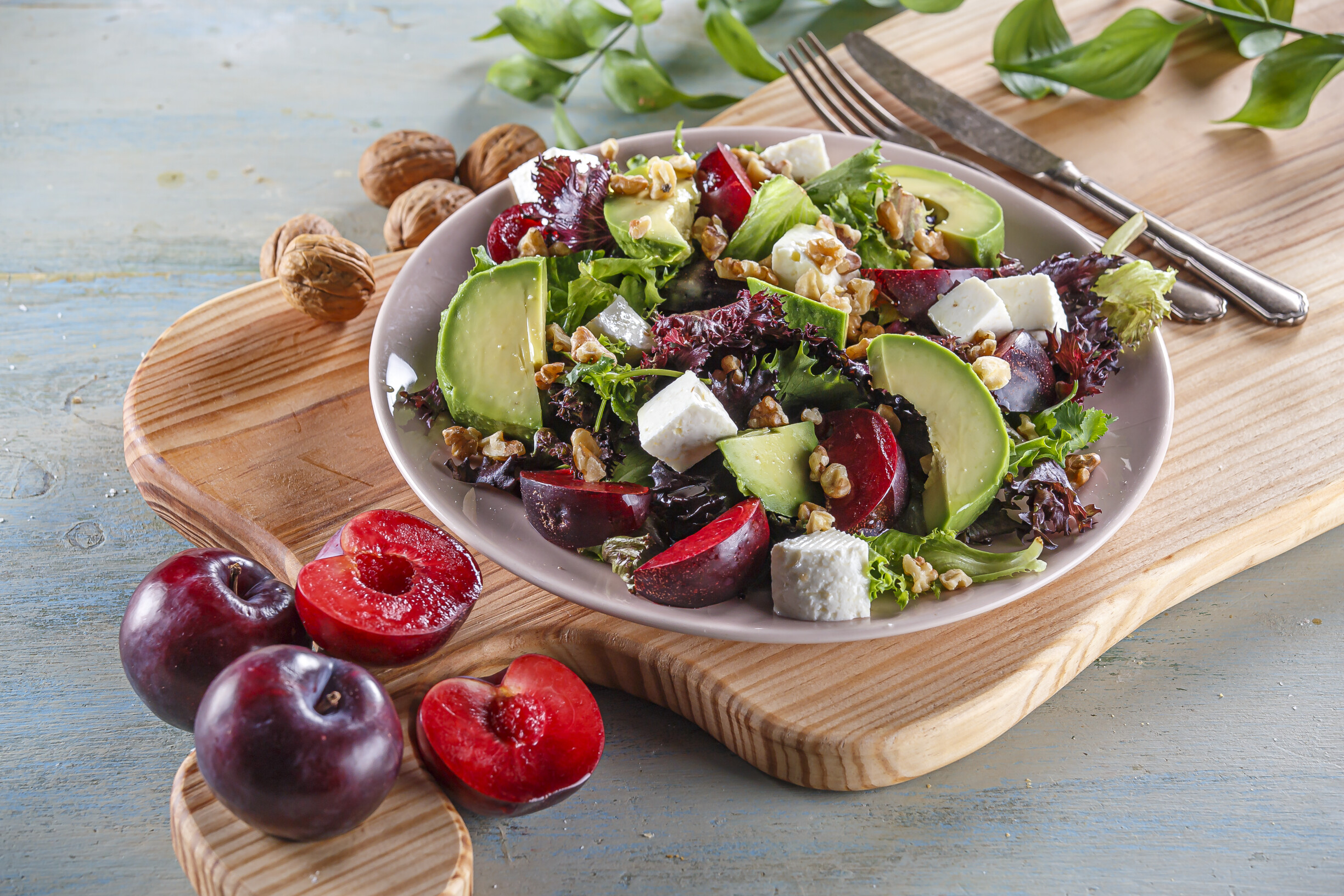 Salada de ameixas e abacate