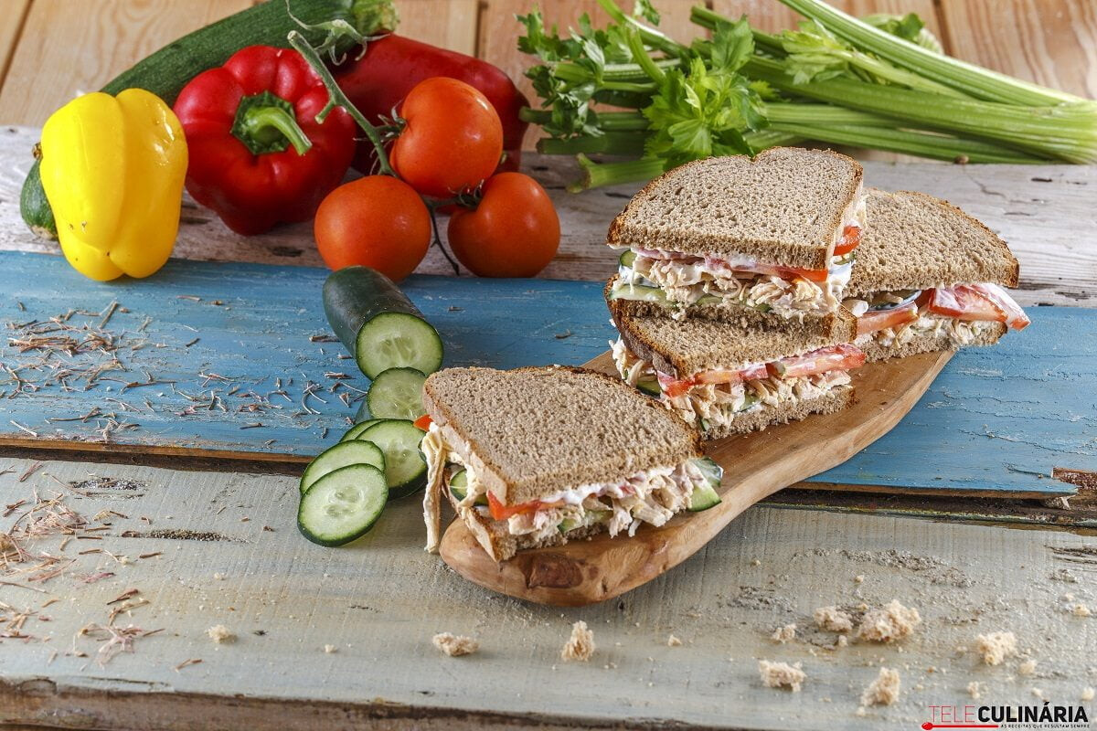 Sanduíche de frango e pepino