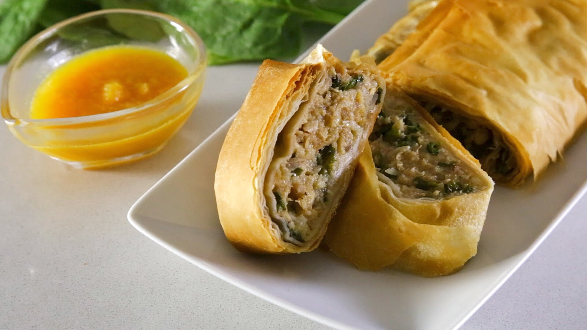 Strudel de alheira e espinafres