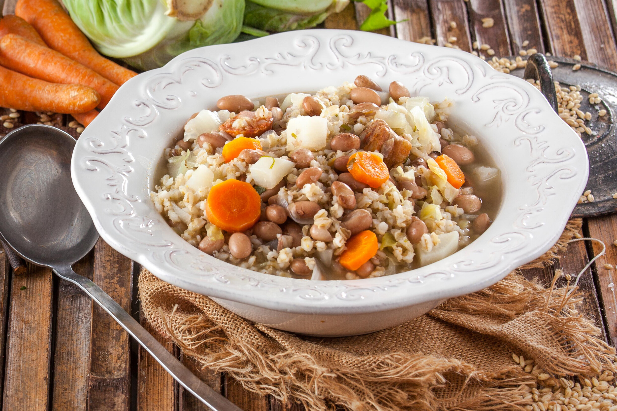Sopa tradicional de feijão e cevada