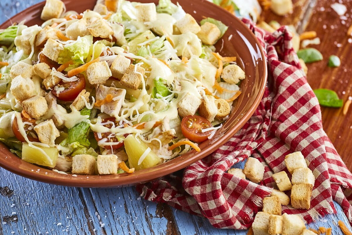 Salada de frango com croutons