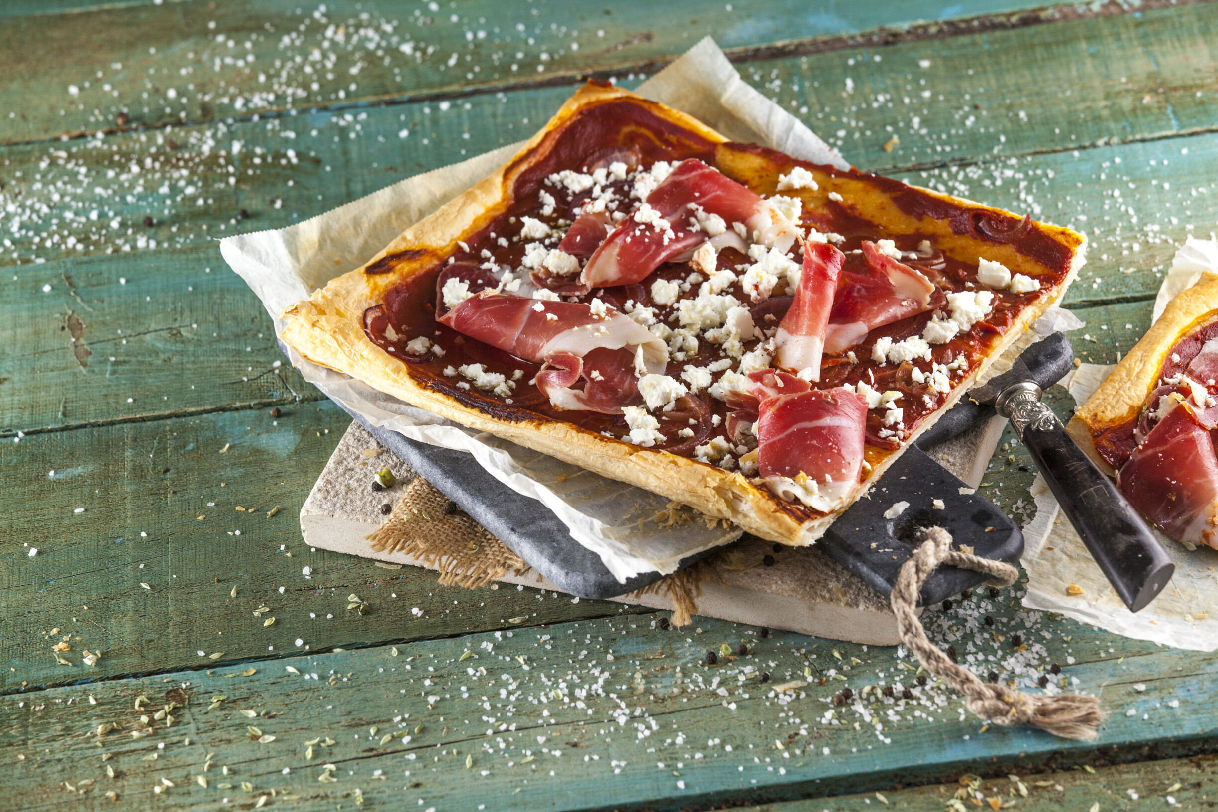 Pizza de massa folhada com queijo e presunto