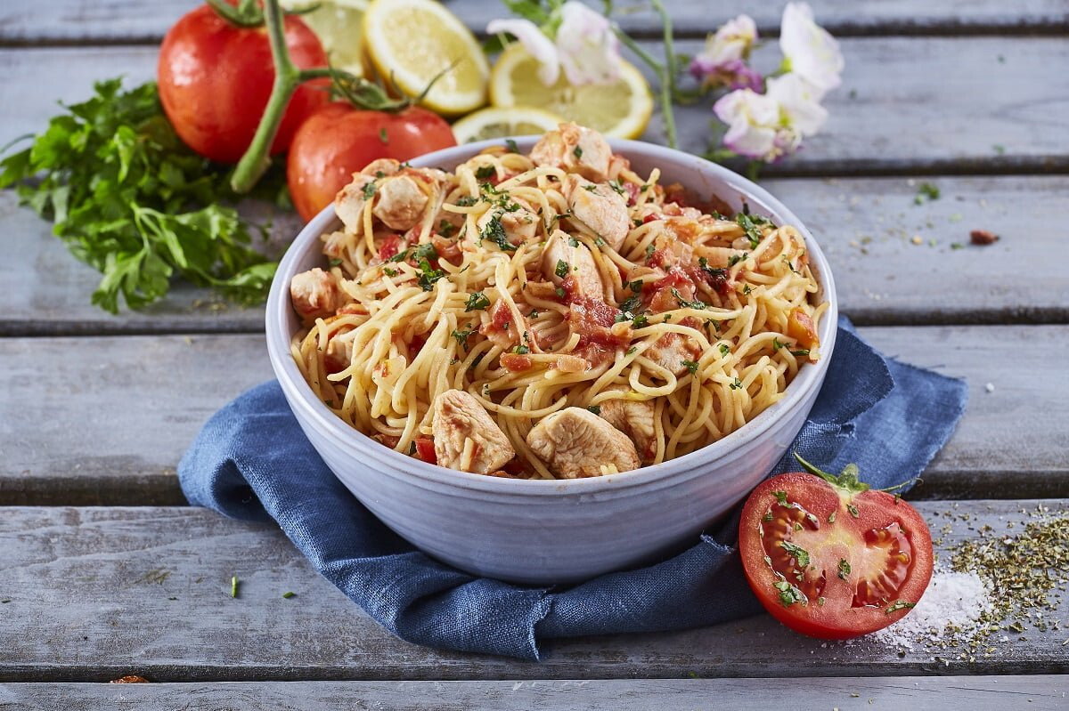 Frango guisado com esparguete