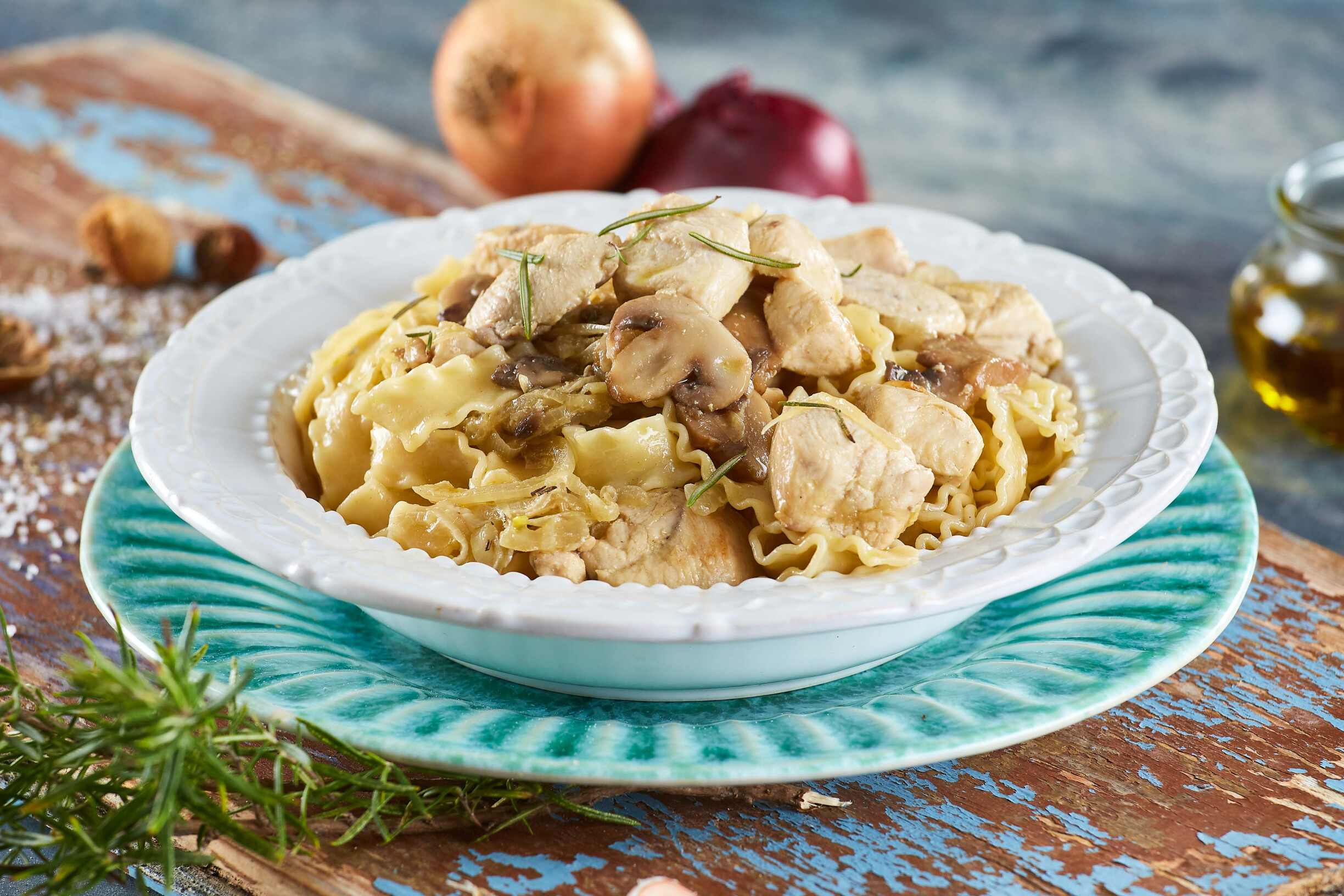 Talharim com frango e cogumelos