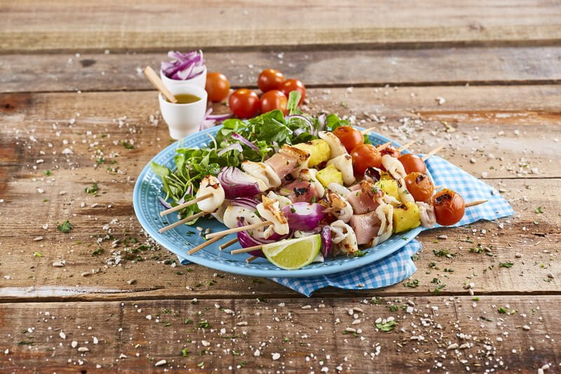 Espetadas de lulas com bacon e abacaxi