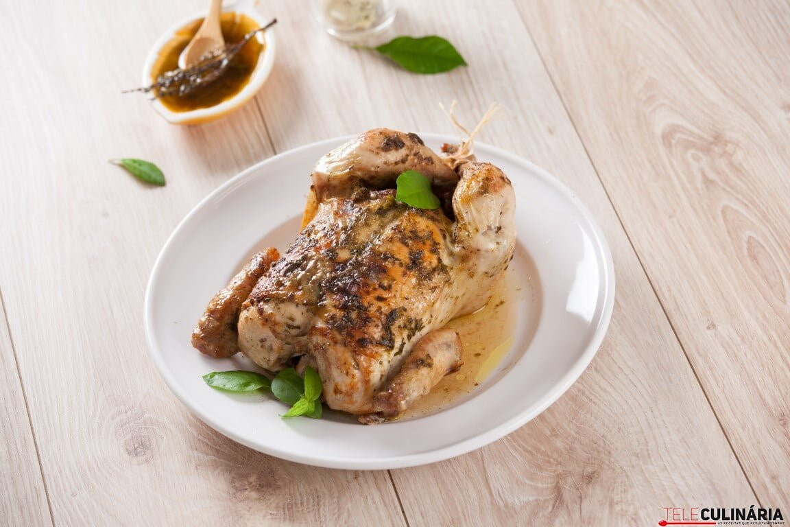 Frango assado com manteiga de alho