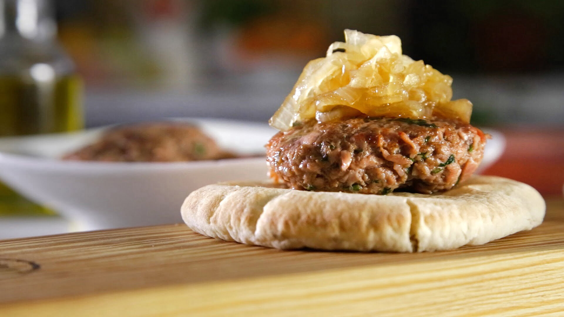 Hambúrguer com cebola caramelizada