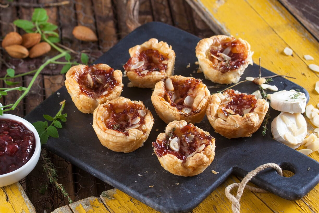 Folhadinhos de queijo com compota de frutos vermelhos
