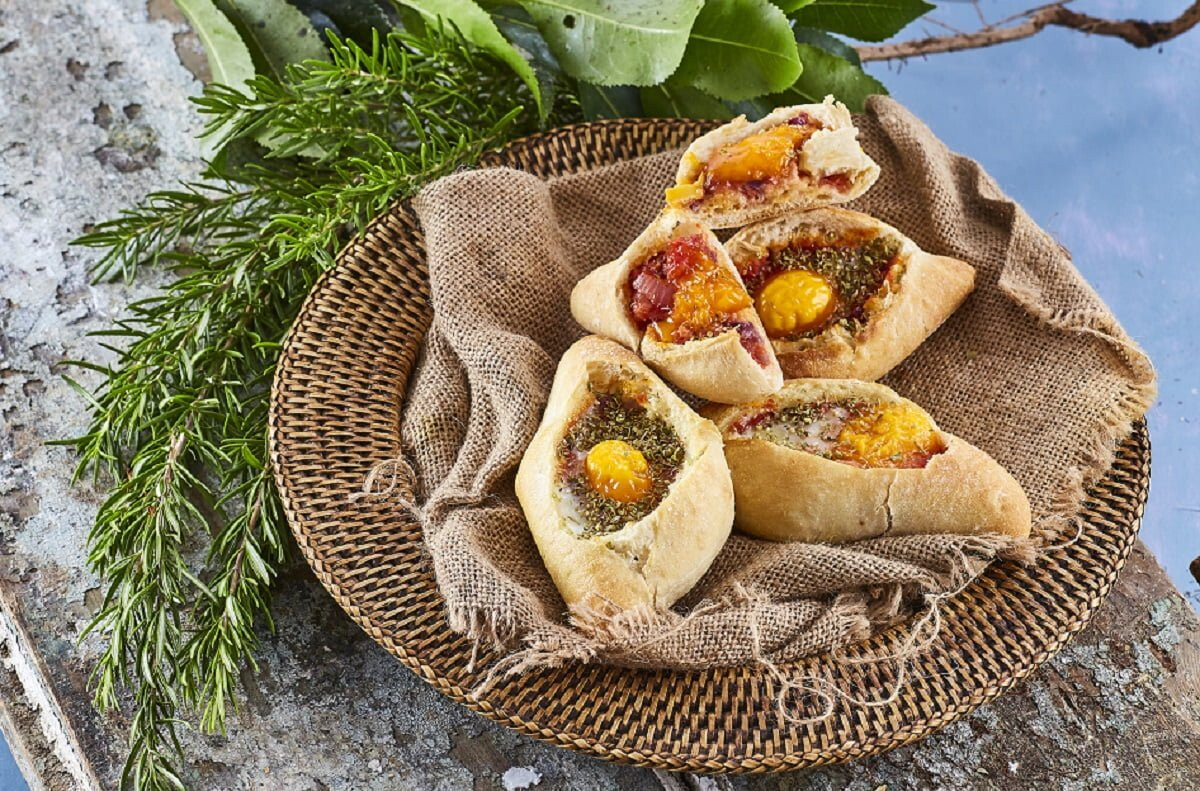 Pãezinhos recheados com ovo e bacon