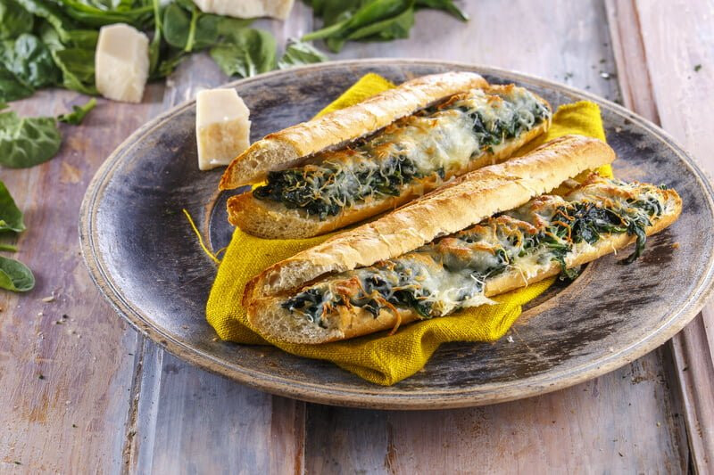 Baguete de limão e espinafres