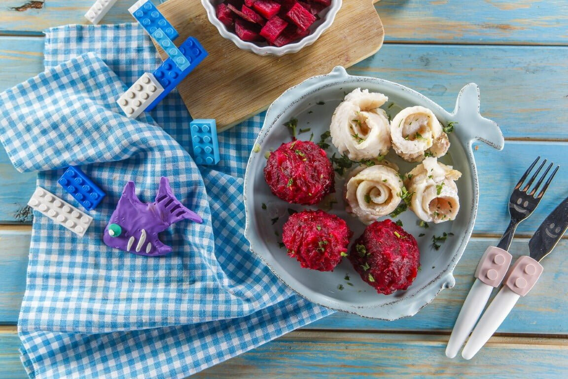 Rolinhos de peixe com puré de beterraba (bebé a partir dos 12 meses)