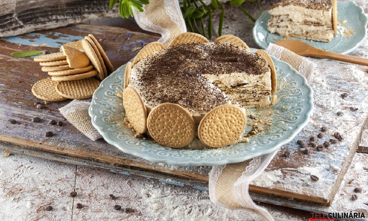 Bolo de bolacha com natas