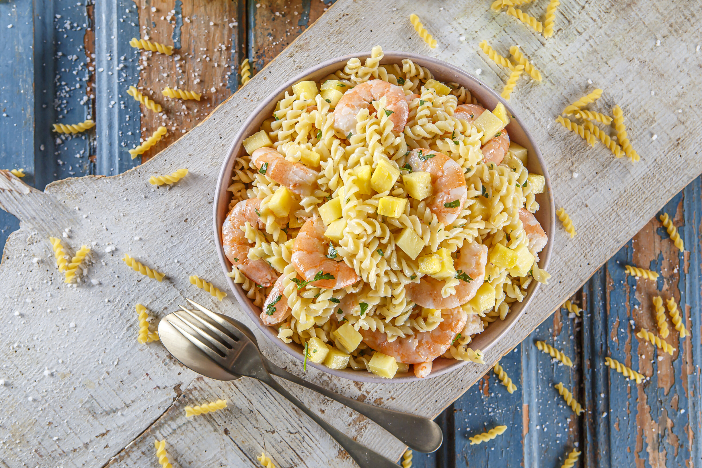 Salada de massa com camarão e ananás