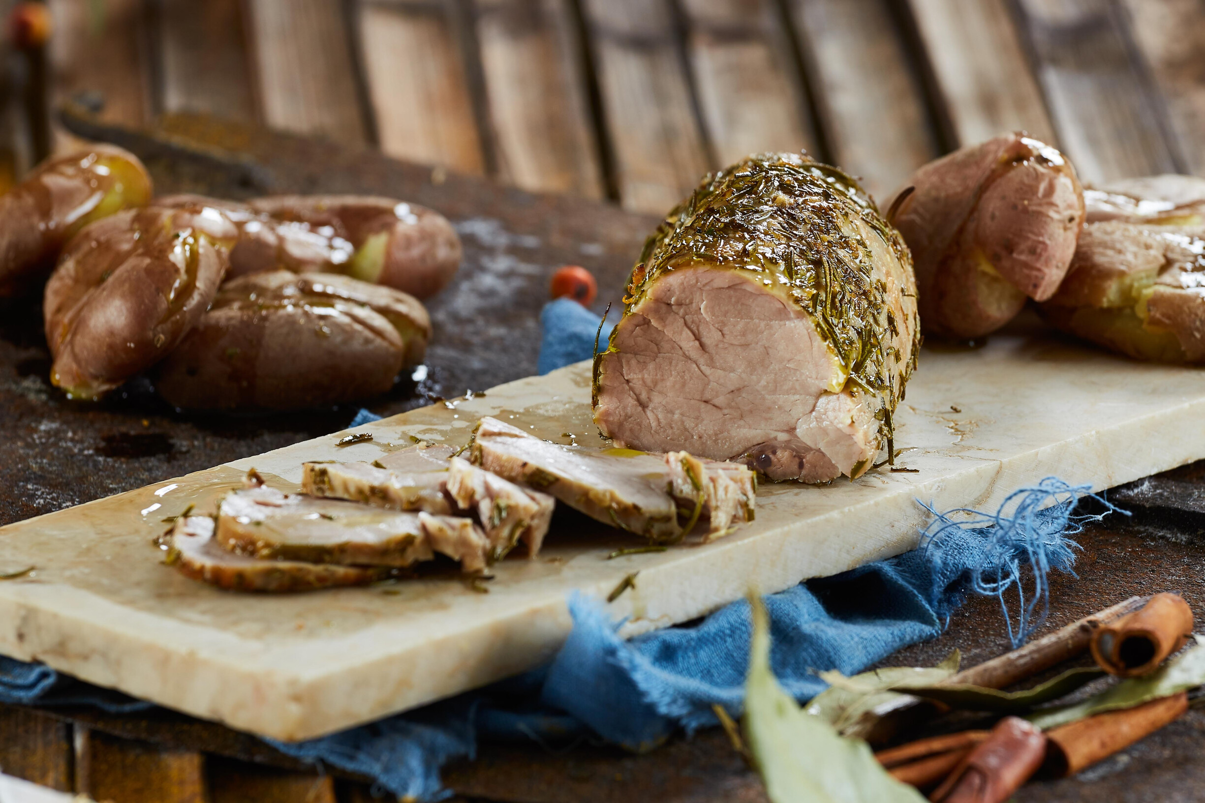 Lombinho de porco com ervas e batatinhas