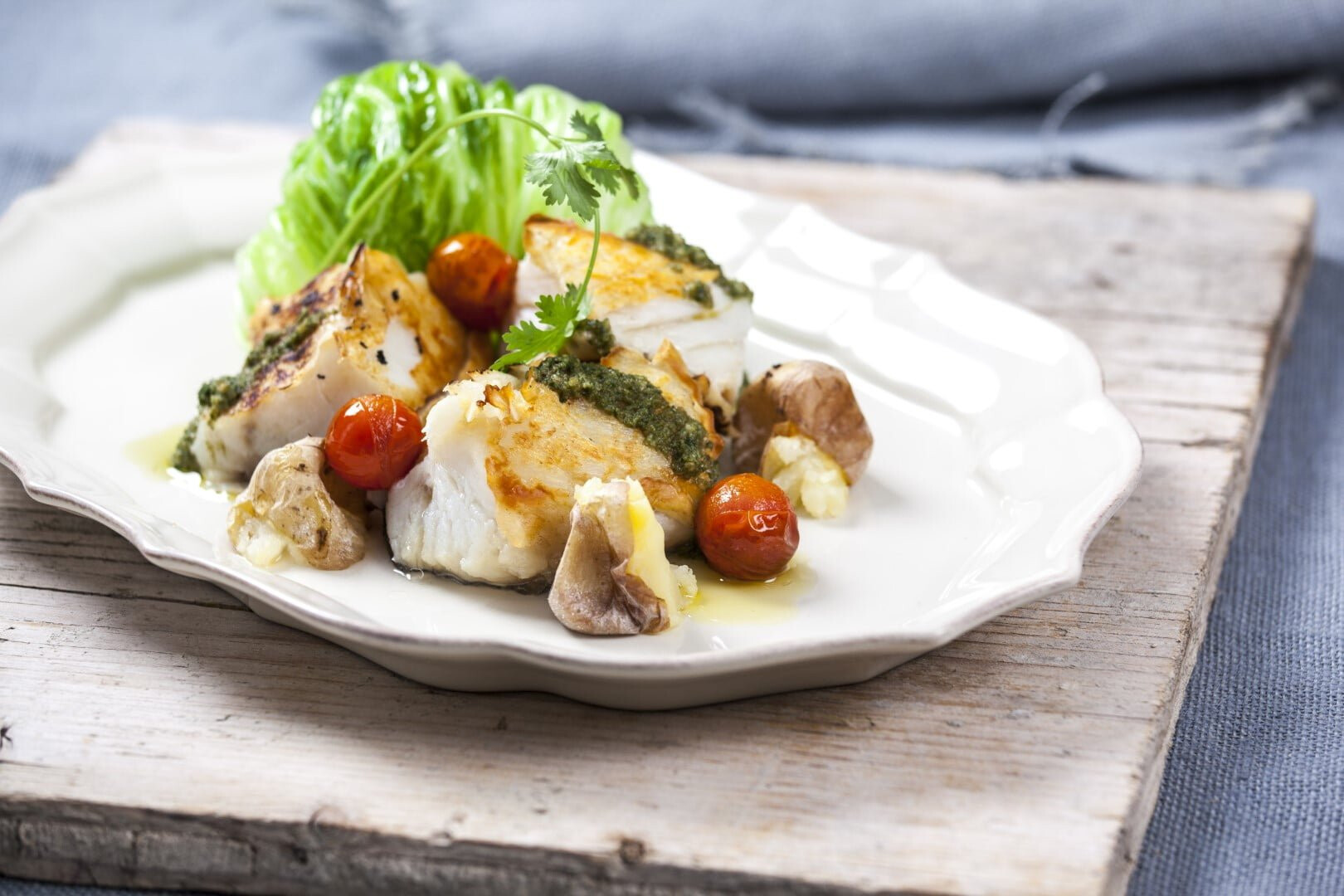 Lombos de bacalhau com pesto de coentros e nozes