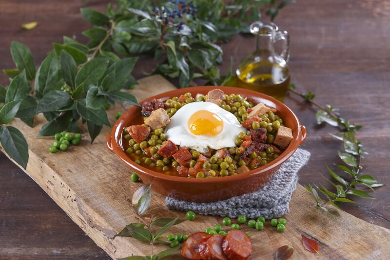 Ervilhas com ovos e enchidos