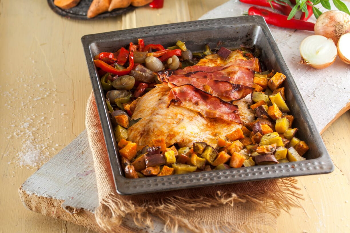 Perca assada no forno com batata doce e legumes