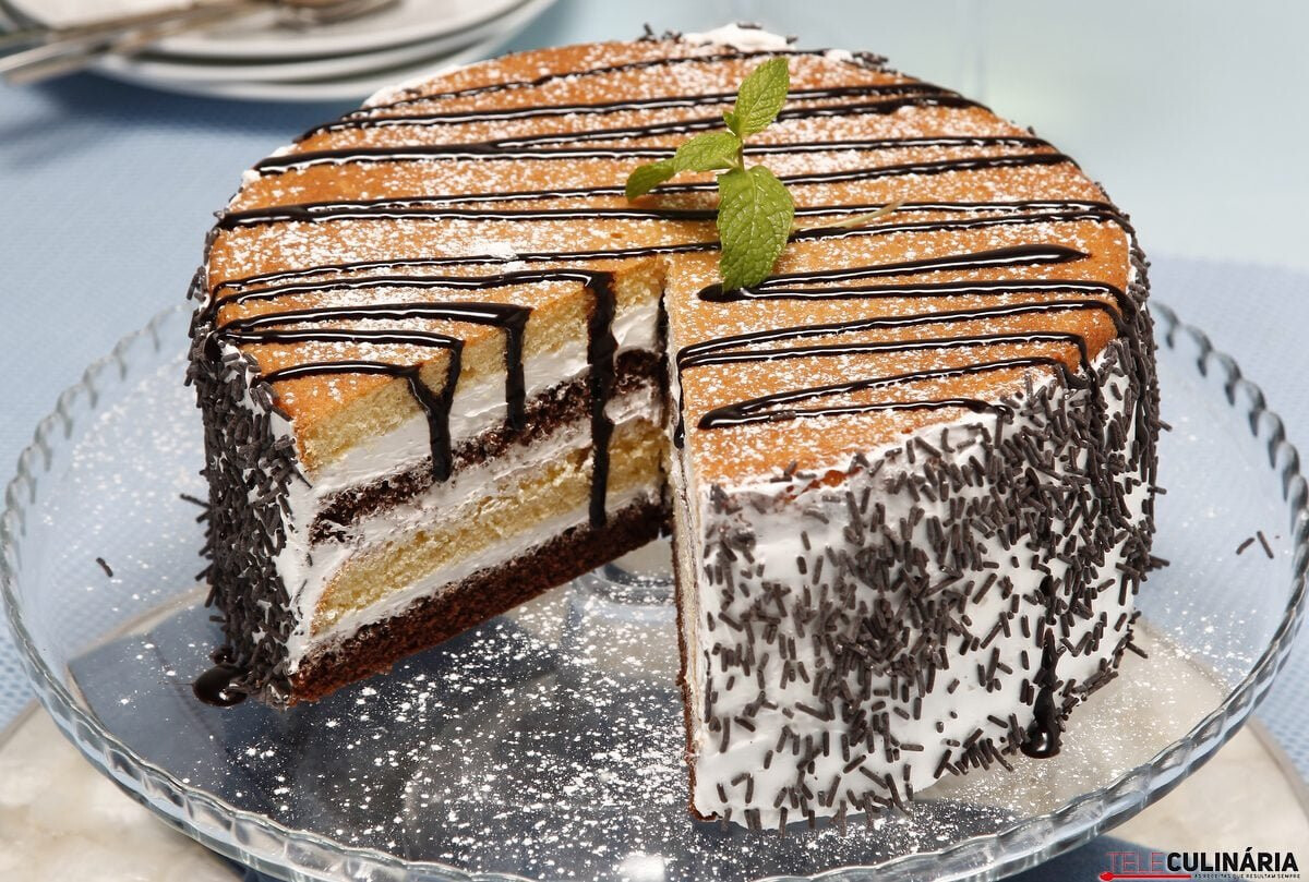 Bolo de chocolate preto e branco