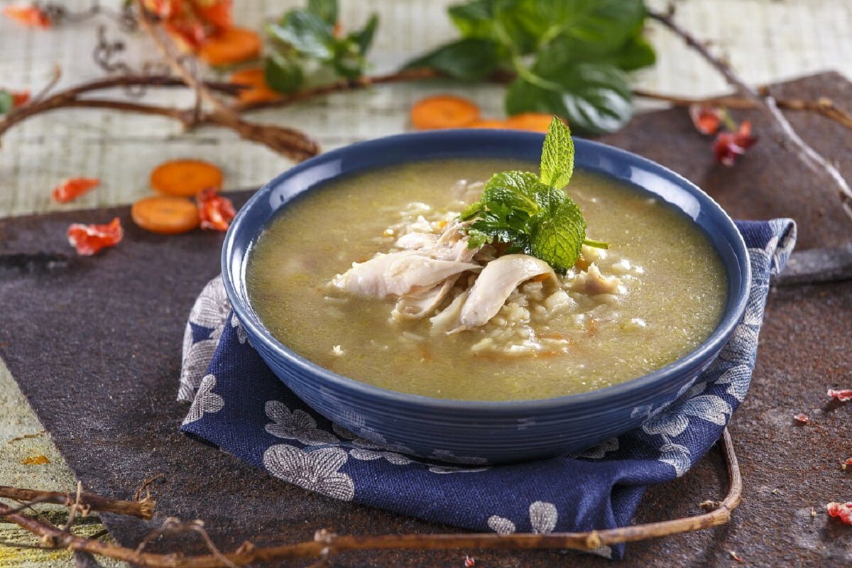 Canja de galinha com hortelã