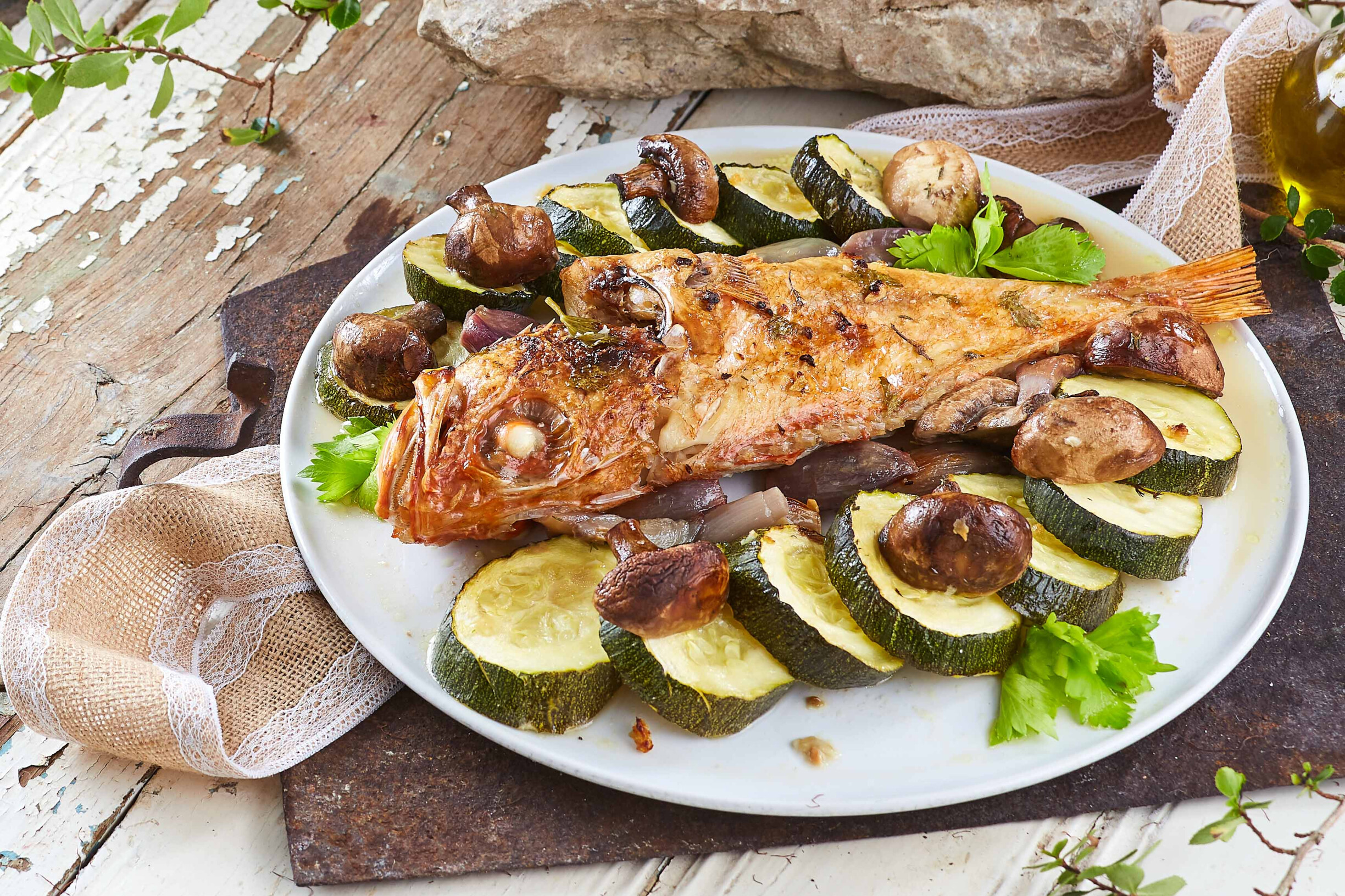 Cantaril assado no forno com legumes