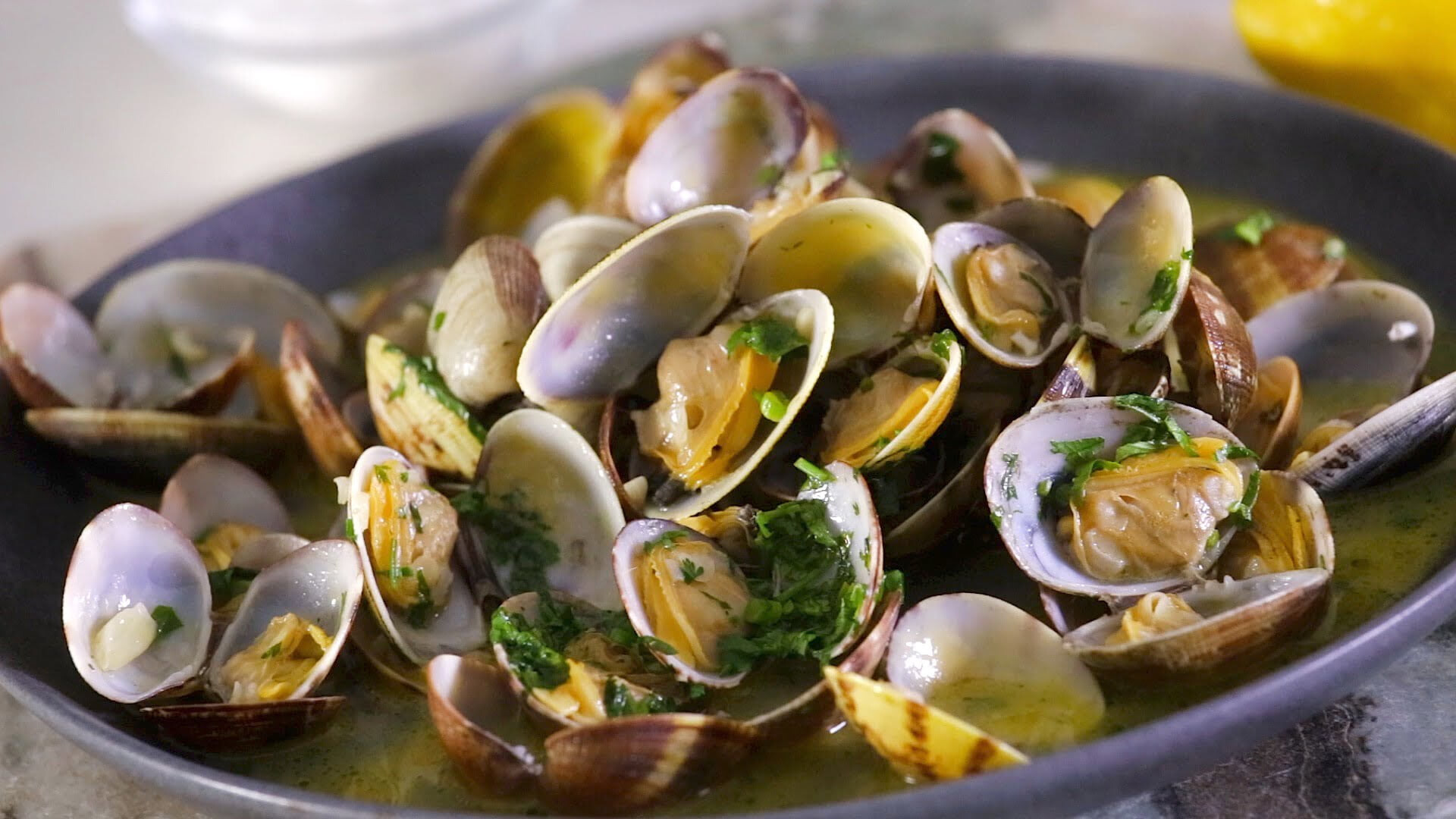 Amêijoas com coentros e limão