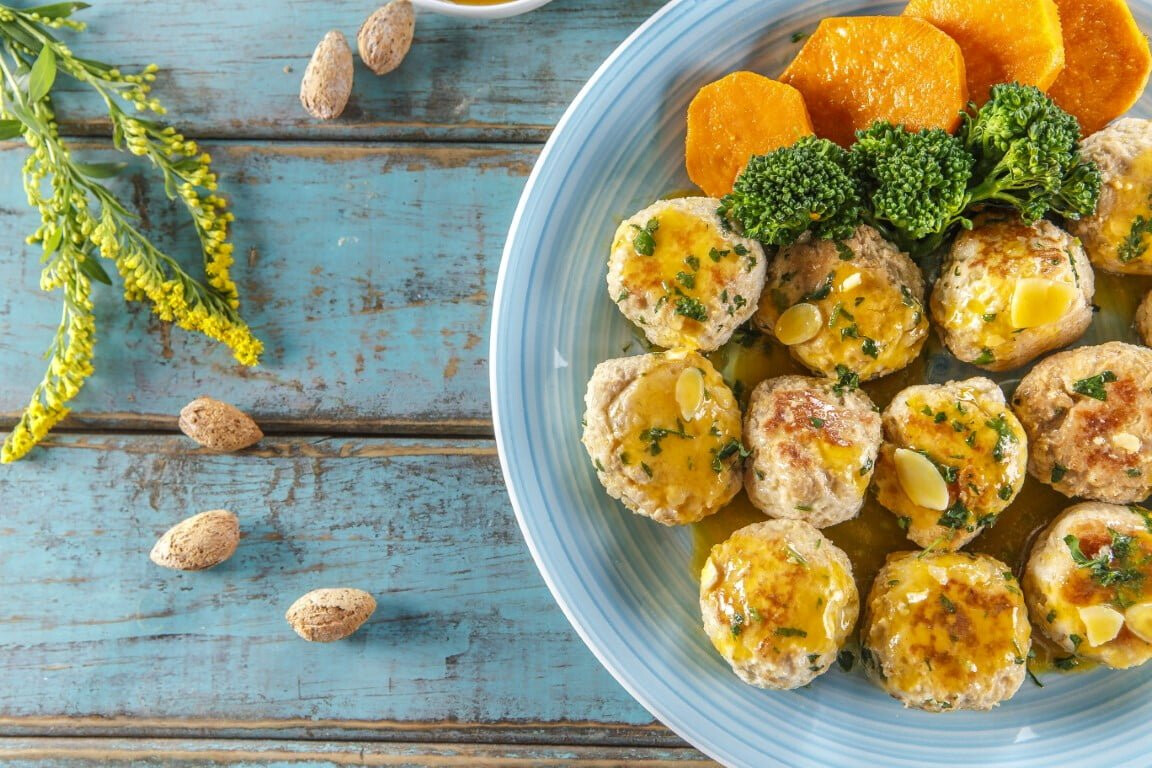 Almôndegas de frango com molho de maracujá