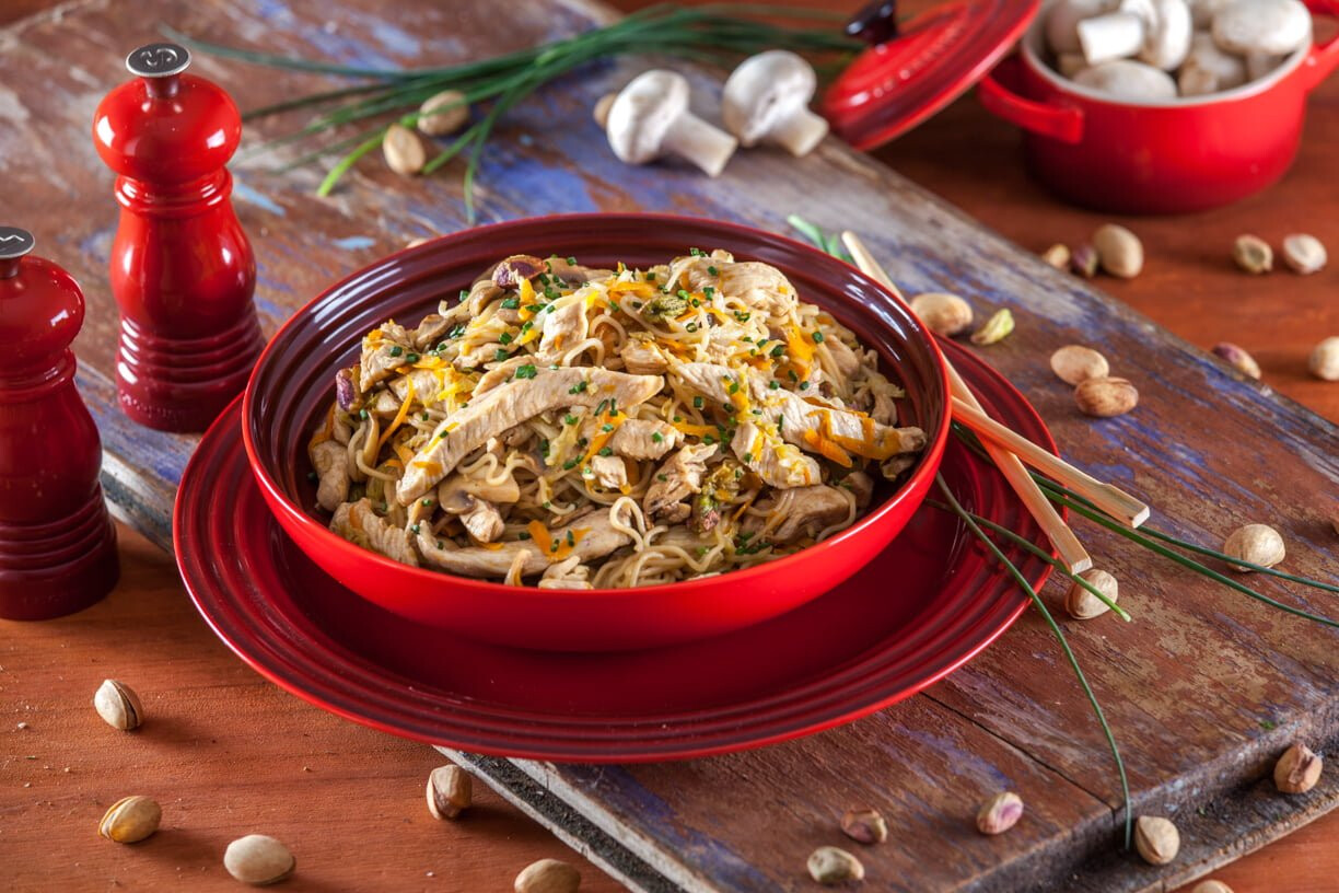 Noodles de frango e pistácios
