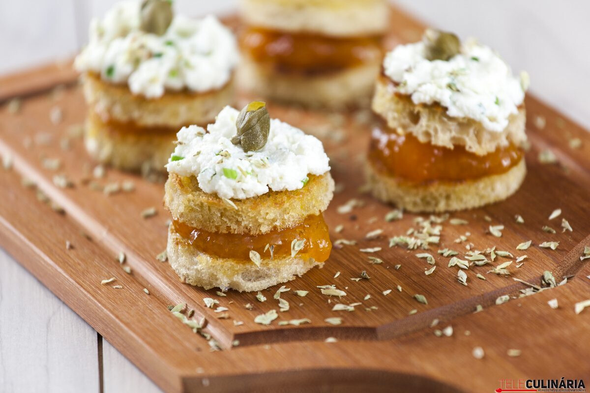 Tostinhas de requeijão com doce de abóbora