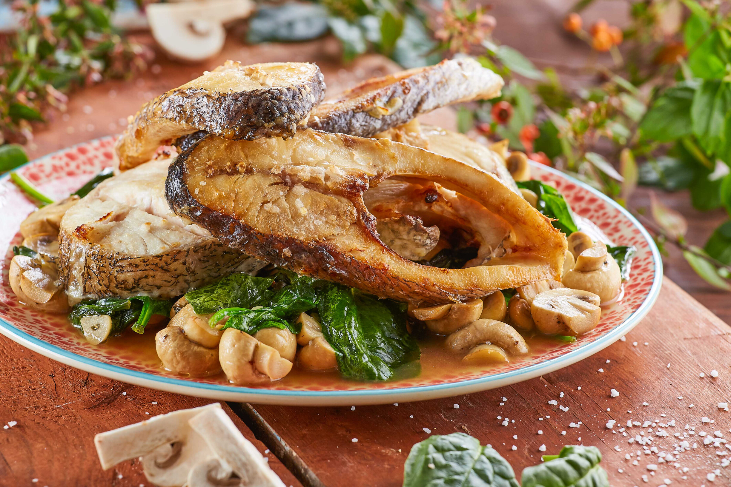 Perca do nilo com espinafres e cogumelos