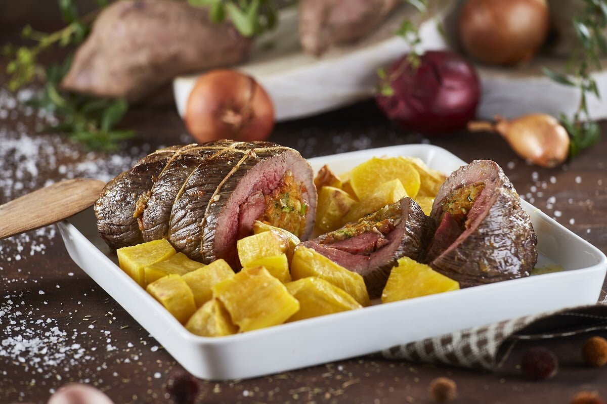 Carne recheada com legumes