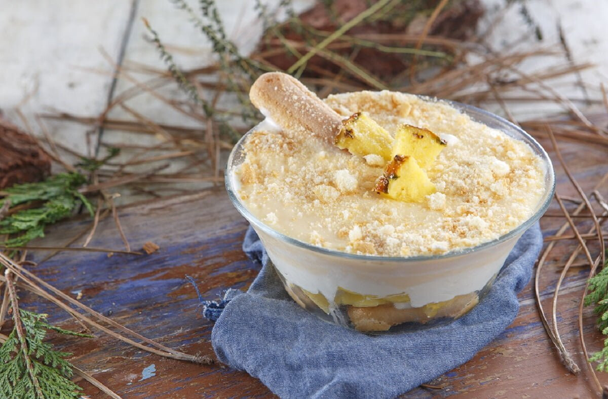 Doce cremoso de ananás e palitos la reine