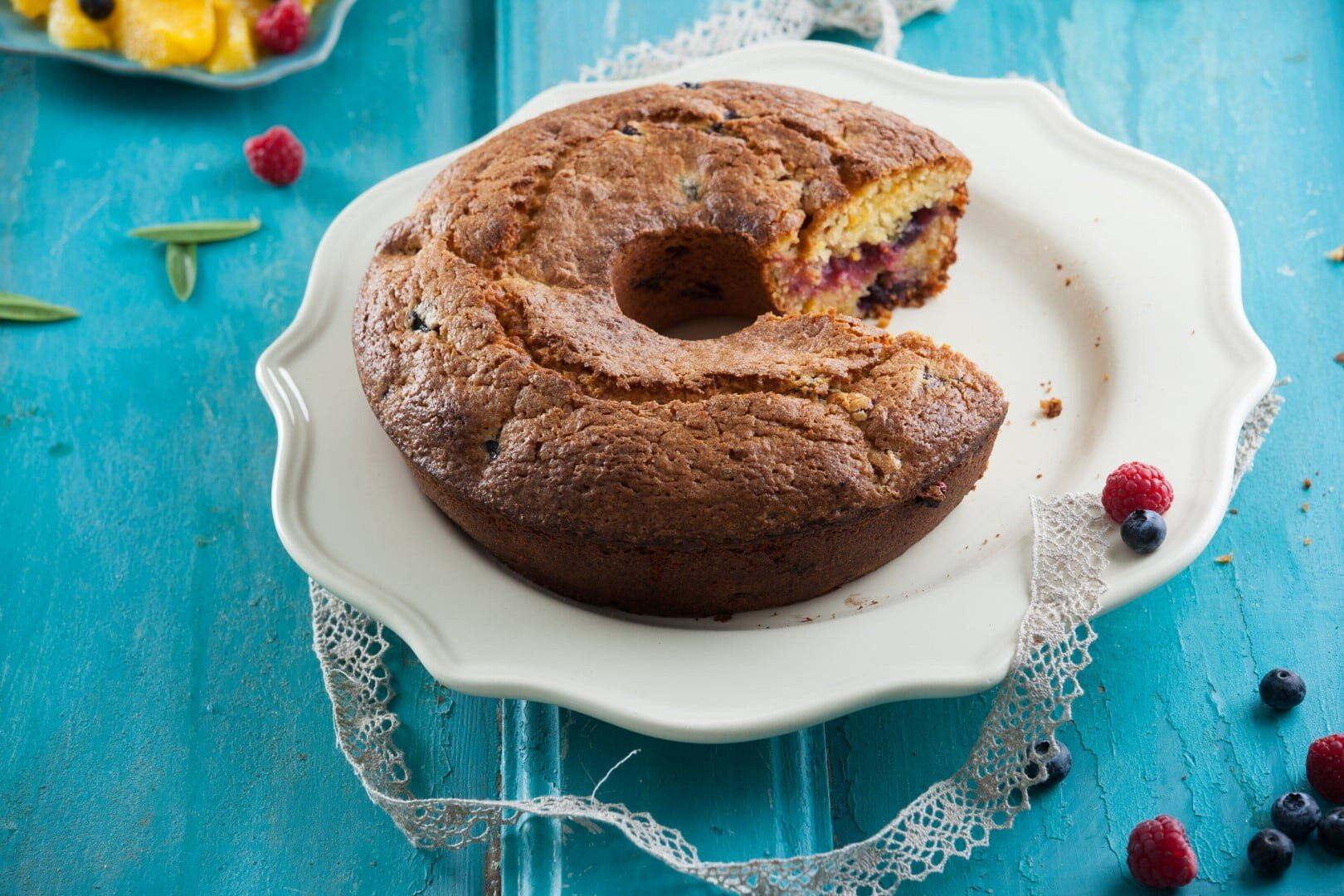Bolo de laranja com frutos vermelhos