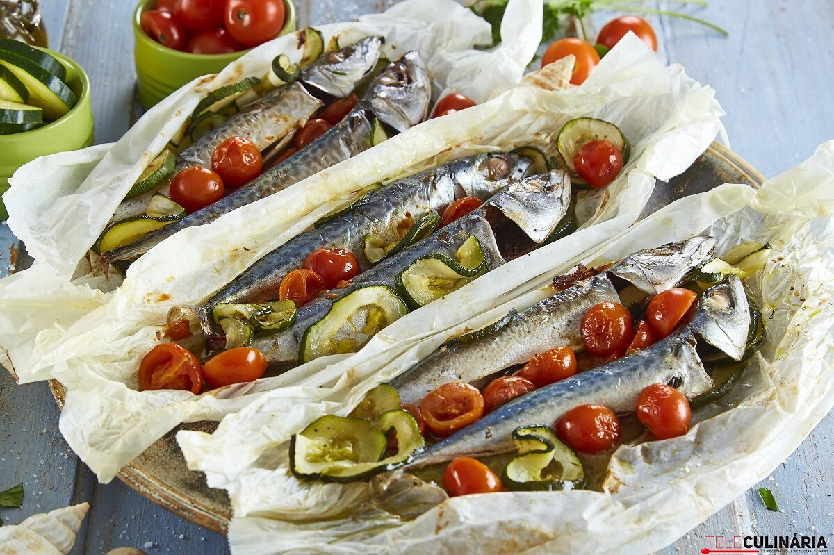 Cavala em papelote com curgete e tomate