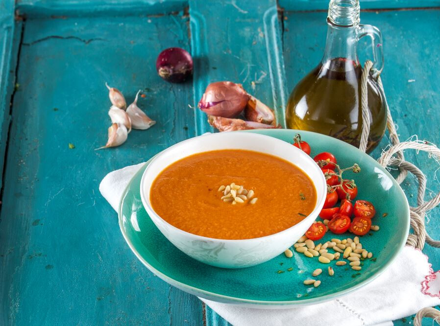 Sopa de tomate com pinhões