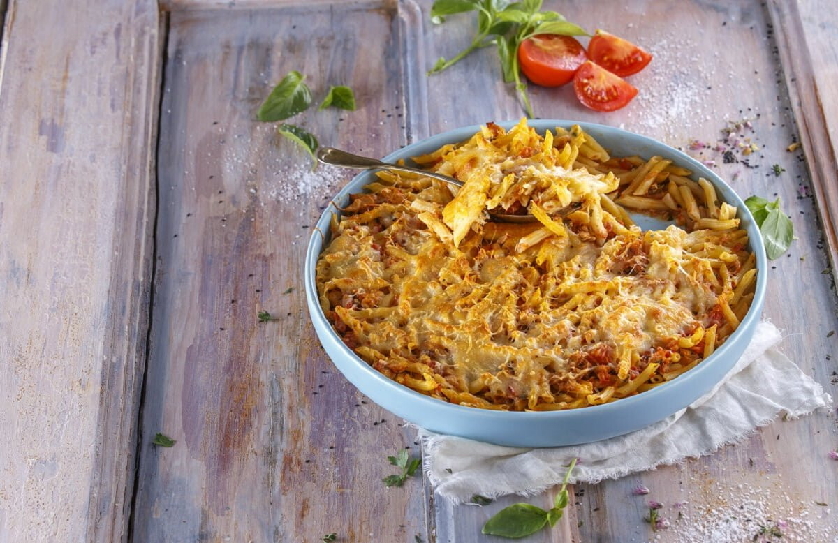 Tabuleiro de pasta com molho de atum