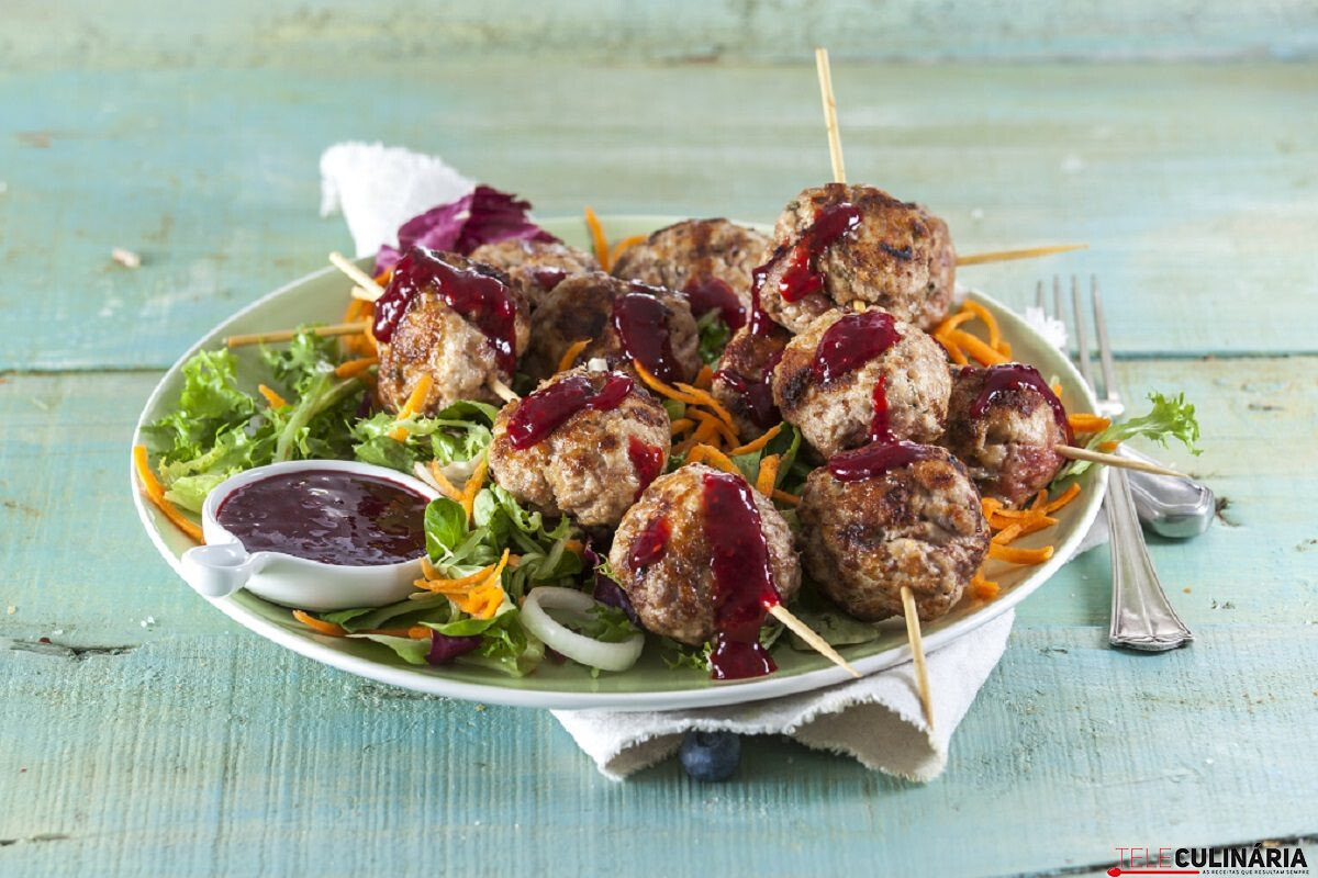 Espetadas de almôndegas com molho de frutos vermelhos
