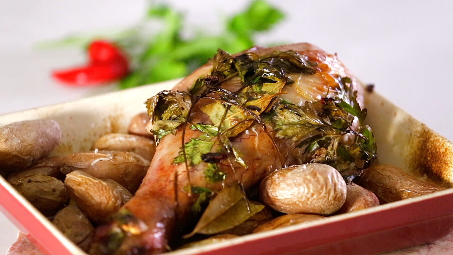 Perna de peru assada no forno com batatas