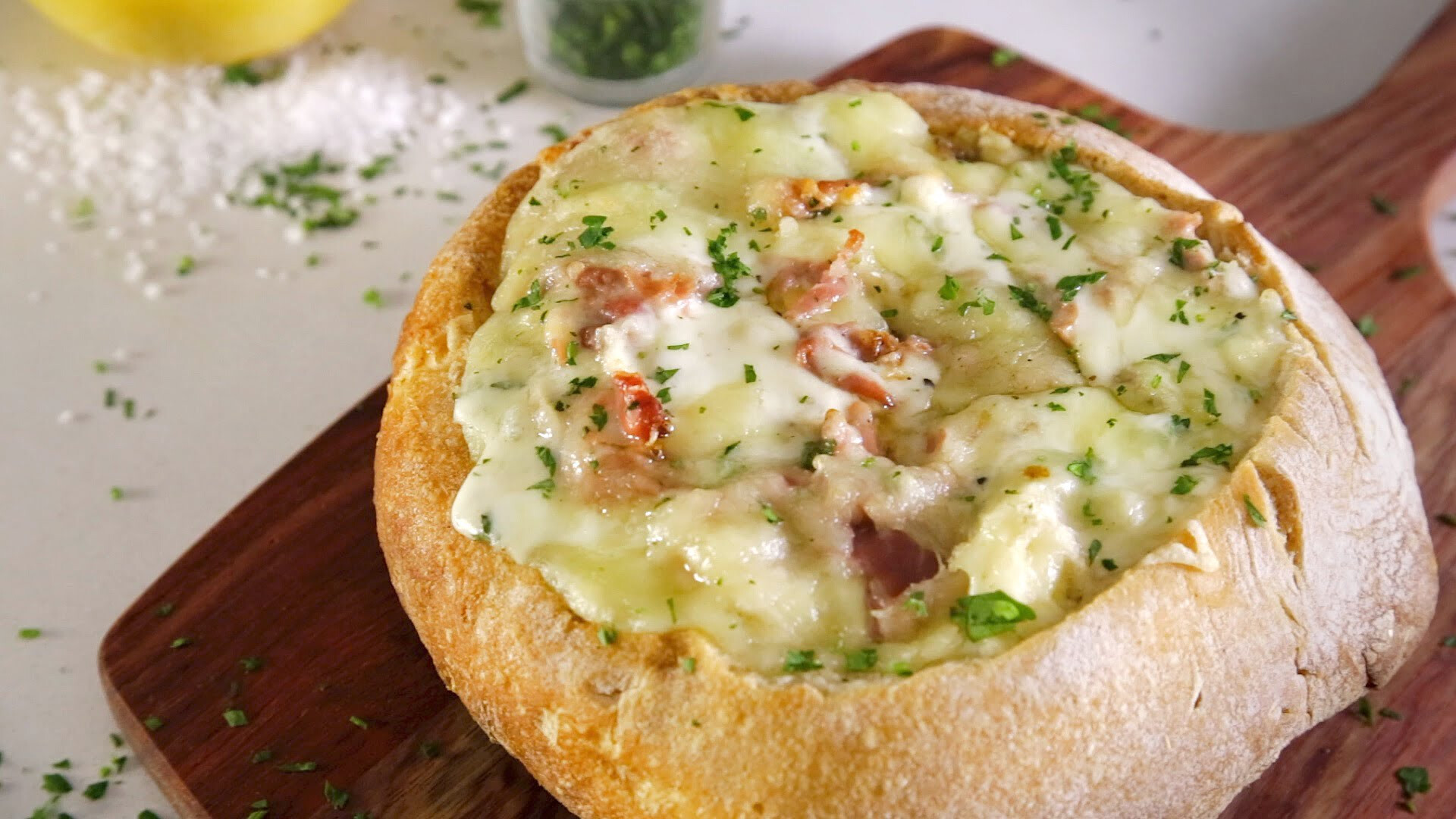 Pão recheado com queijo da serra e presunto