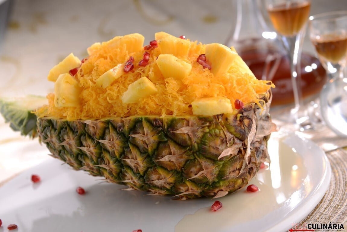 Ananás com fios de ovos