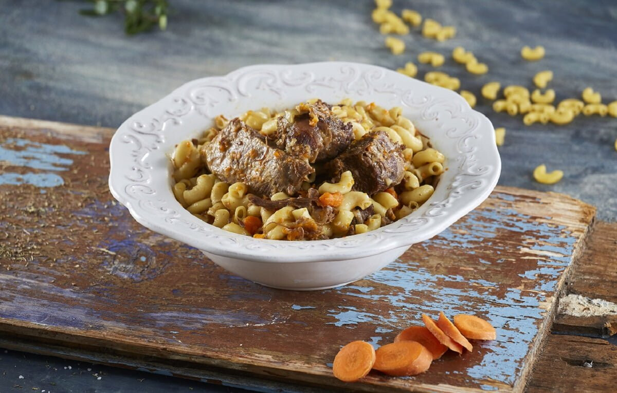 Carne com cotovelos na panela de pressão