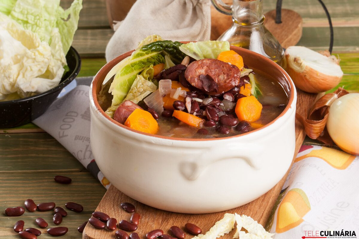 Sopa de feijão vermelho e couve-lombarda