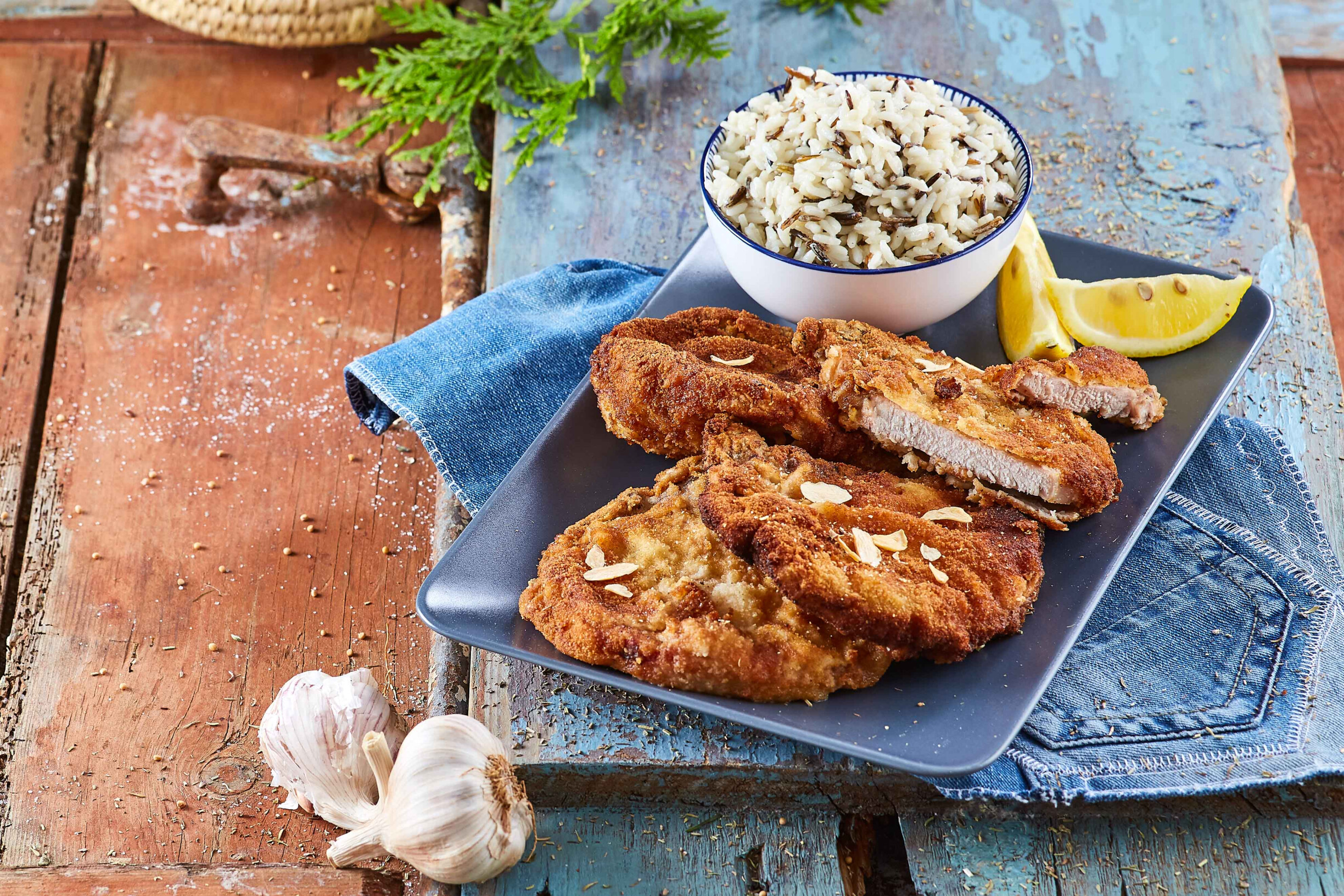 Costeletas de porco panadas com arroz selvagem