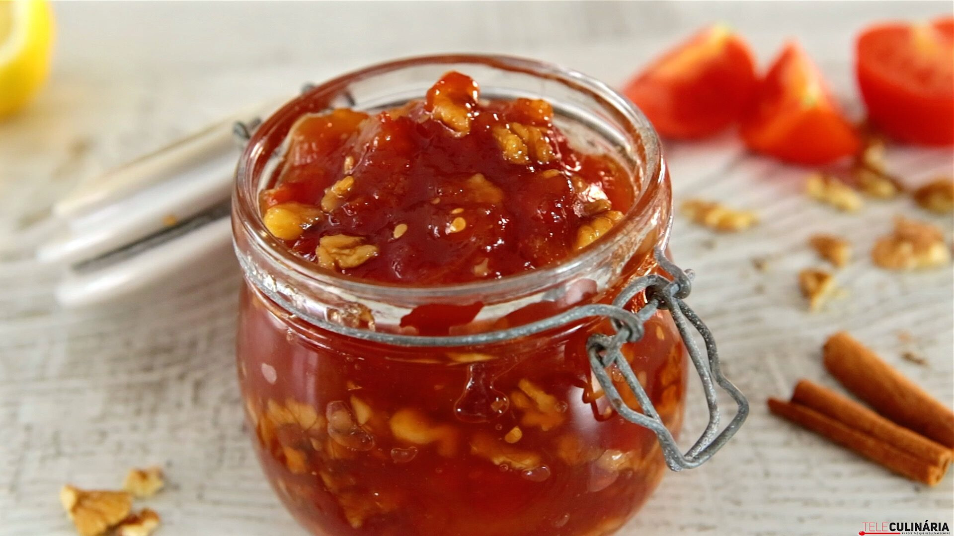 Doce de tomate com noz