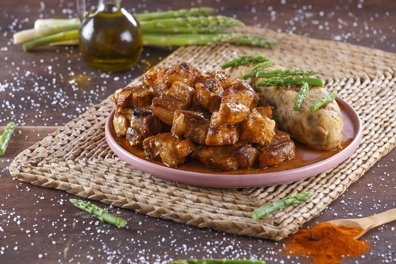 Entrecosto frito com migas de espargos