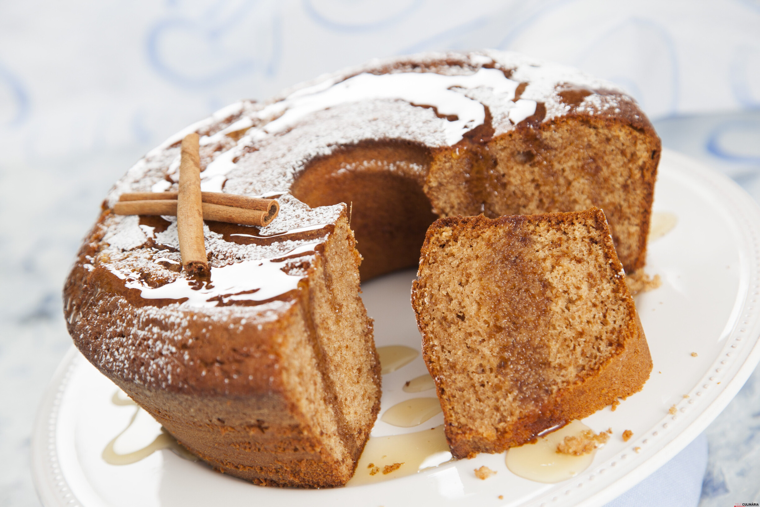 Bolo de mel com canela